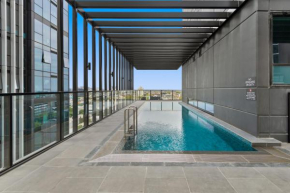 Chic 2-Bed Inner-City Abode with BBQ, Gym & Pool